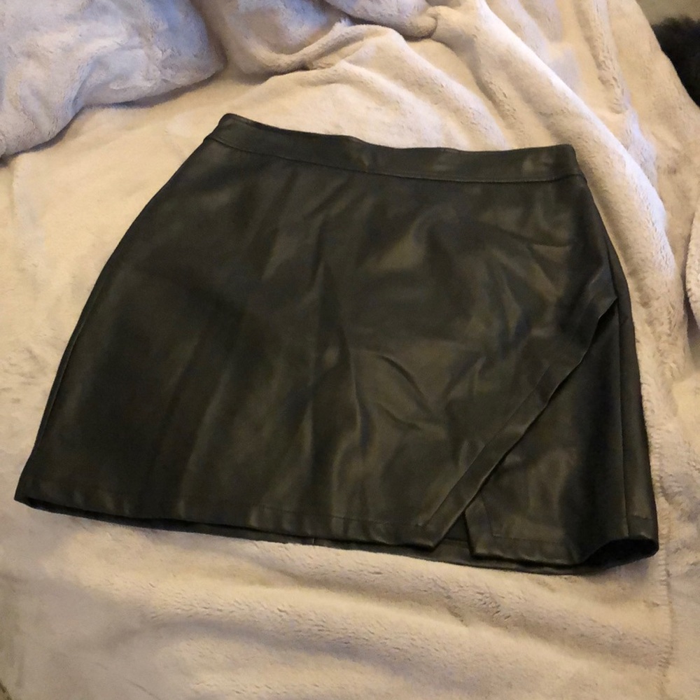 LIKE NEW LOFT FAUX LEATHER SKIRT 🖤